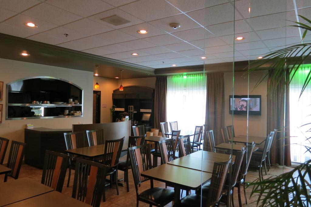 Days Inn By Wyndham Levis Bagian luar foto