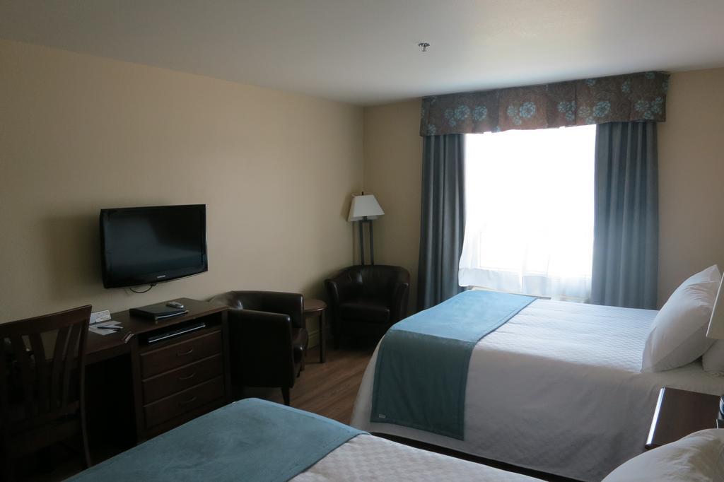 Days Inn By Wyndham Levis Bagian luar foto
