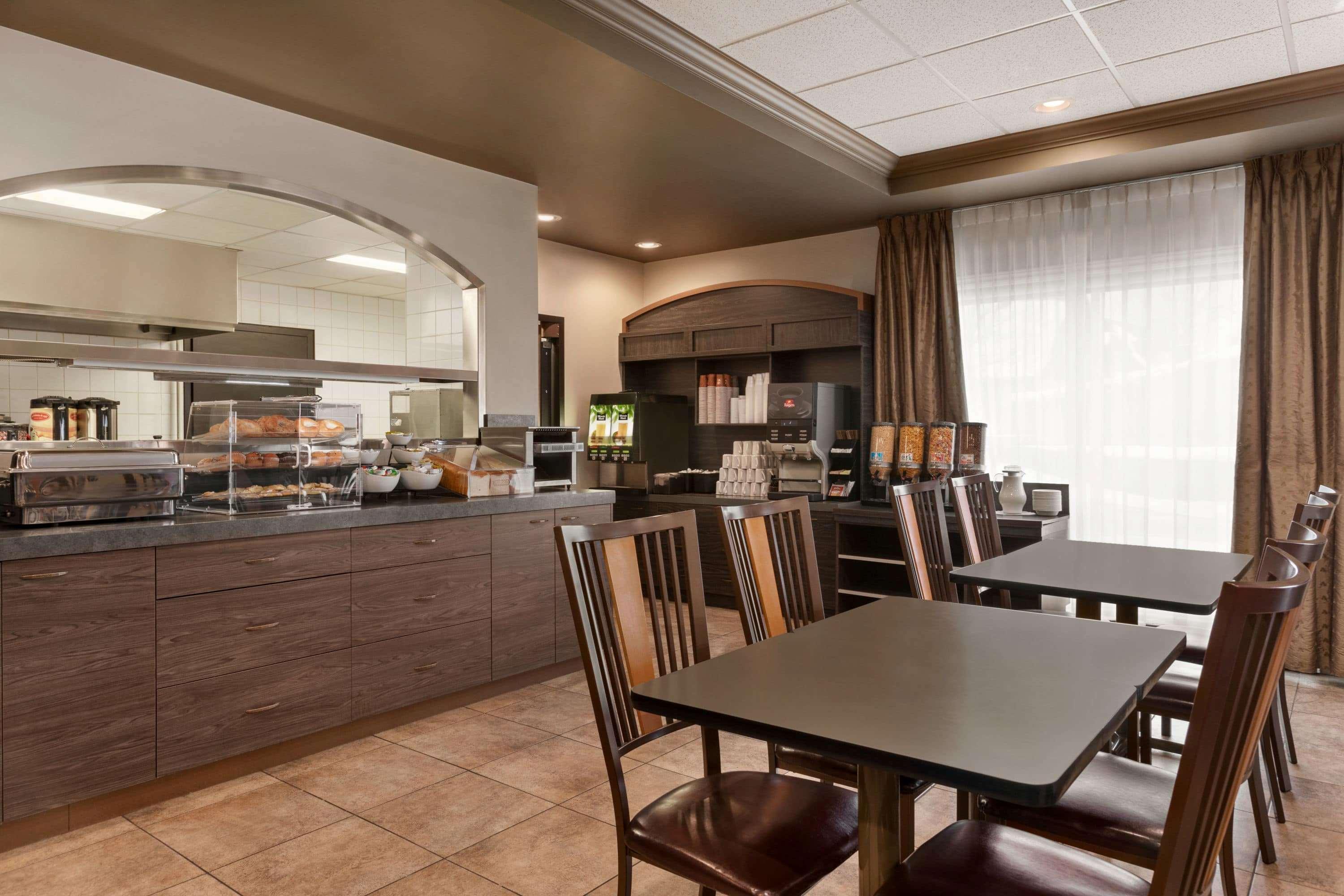 Days Inn By Wyndham Levis Bagian luar foto