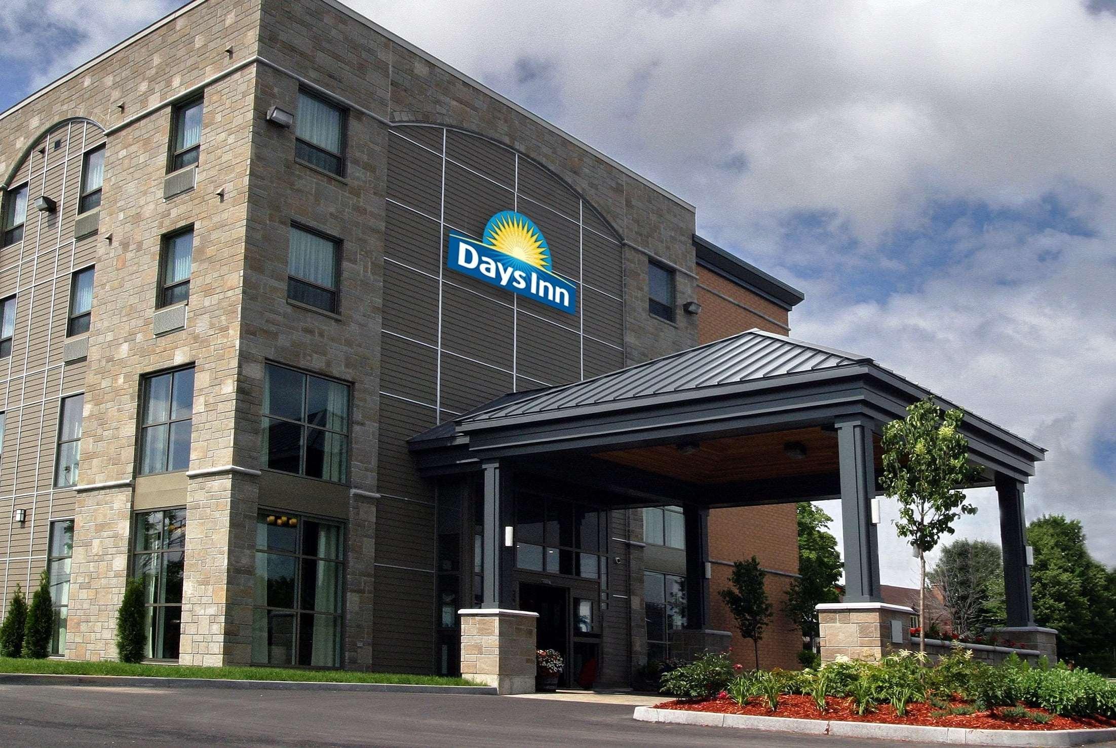 Days Inn By Wyndham Levis Bagian luar foto